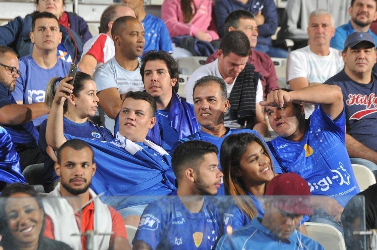 Imagens das torcidas de Cruzeiro e Corinthians no Mineiro