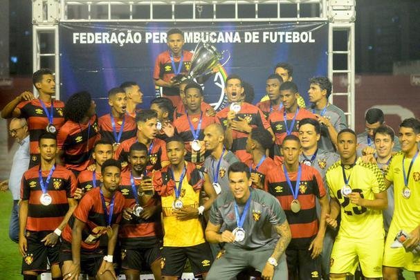 Aps um 2 a 2 no tempo normal, Tlio defendeu o pnalti de Carlo e ajudou o Sport a vencer a disputa na marca da cal por 5 a 4
