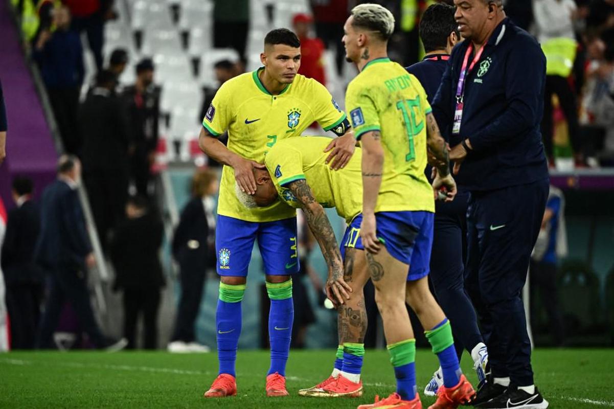 Jogadores do Brasil choram desolados com a eliminao