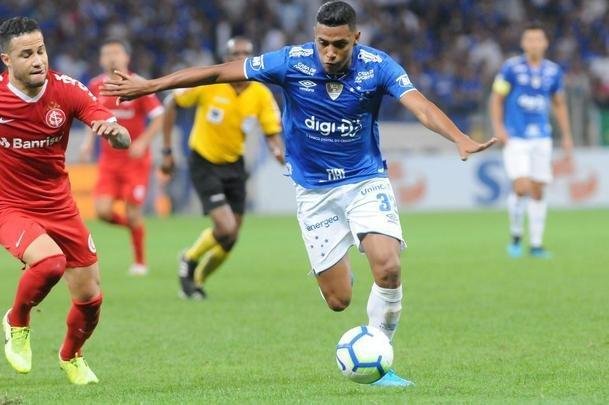 Fotos do primeiro tempo do duelo entre Cruzeiro e Internacional, no Mineiro, pela semifinal da Copa do Brasil