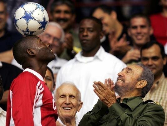 Fidel Castro aplaude Hernandez, recordista de embaixadas do Guinnes Book em 2005.