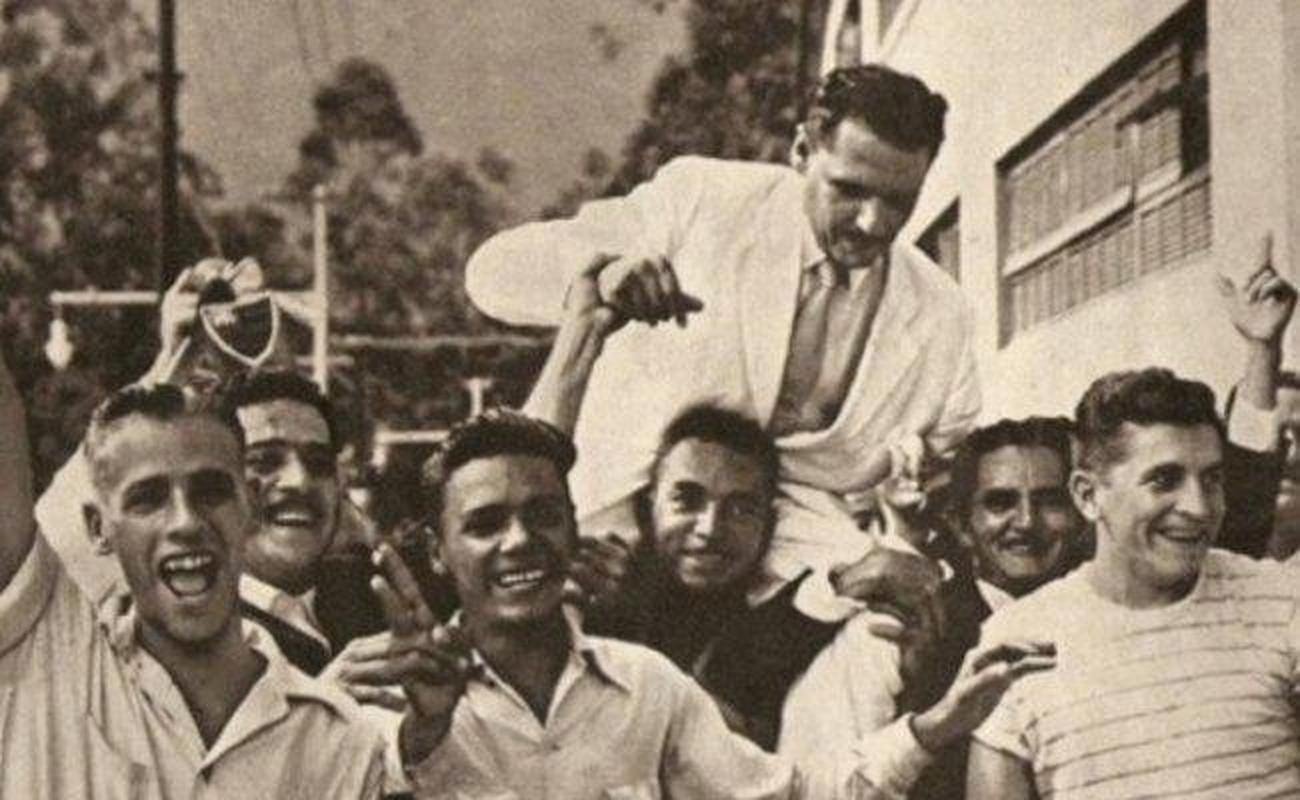 Flvio Costa (sendo ovacionado), tcnico da Seleo Brasileira na Copa do Mundo de 1950