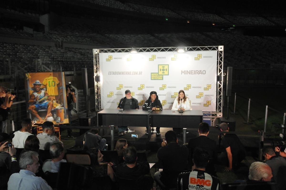 Ronaldinho Gacho lanou nesta tera-feira, no Mineiro, a exposio 'Fragmentos de um gacho', do artista Camaleo; astro ainda entrou para a Calada da Fama do estdio, em Belo Horizonte.