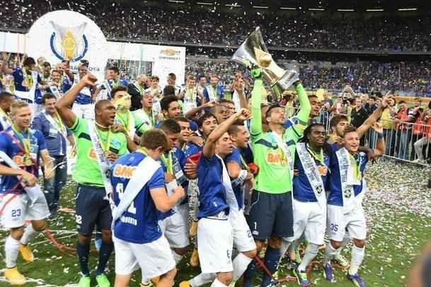 Capito Fbio voltou a erguer o trofu de campeo brasileiro em 2014