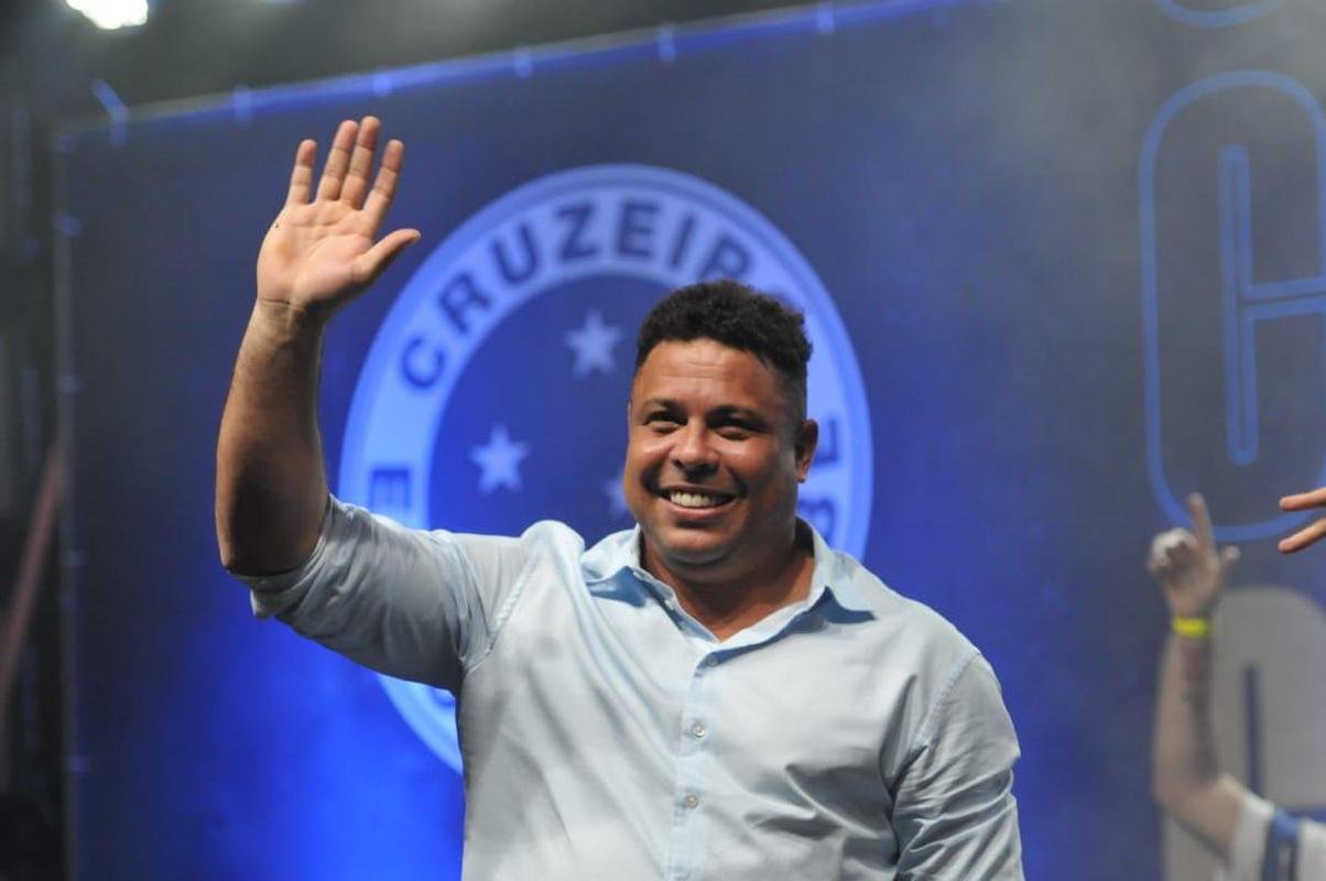 Ronaldo levou cruzeirenses de Conselheiro Lafaiete ao delrio ao participar da Caravana do Cruzeiro nesta quarta-feira (26). Fenmeno esteve acompanhado no palco de Pedro Loureno, patrocinador do clube, e ganhou msica nova produzida pelo rapper Das Quebradas