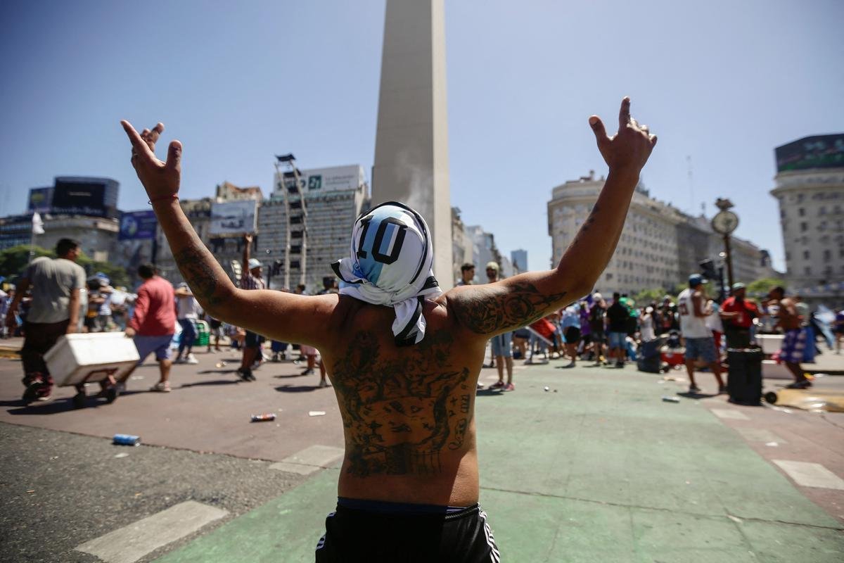 Multido festeja, no Centro de Buenos Aires, o tri mundial da Argentina conquistado na Copa do Catar