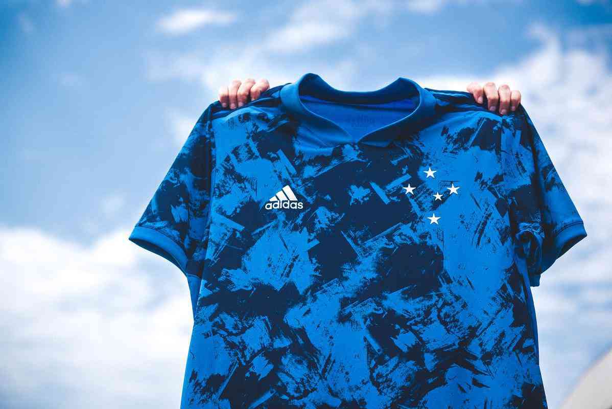 Fotos da nova camisa 3 do Cruzeiro, produzida pela Adidas