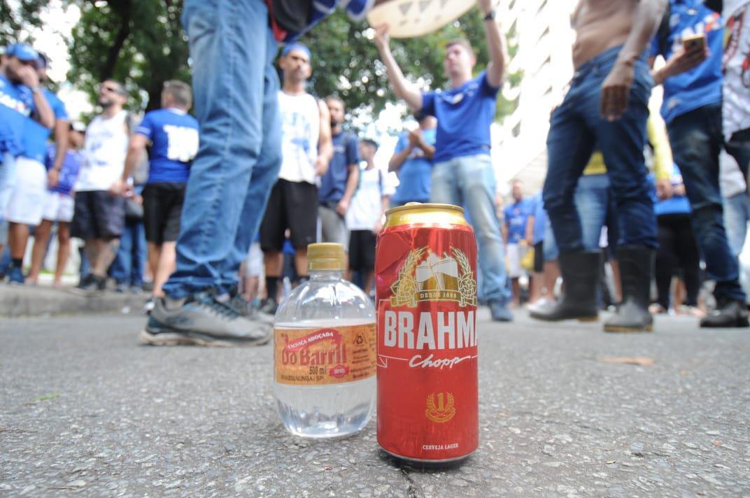 Em protesto na porta da Sede Administrativa, torcedores do Cruzeiro pediram renncias do presidente Wagner Pires de S e de seus vices, Hermnio Lemos e Ronaldo Granata