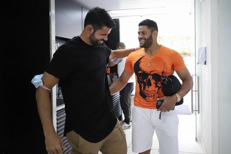 Diego Costa posa com as camisas 1 e 2 do Atlético, faz exames e atividades na academia da Cidade do Galo