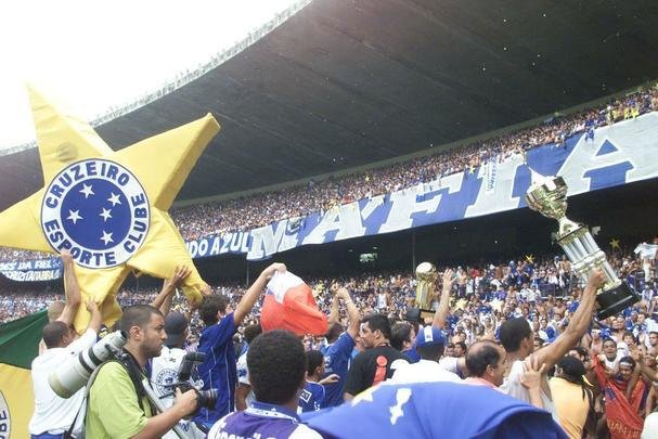 Depois da vitria por 2 a 1 sobre o Paysandu naquele 30 de novembro, no Mineiro, resultado que confirmou o ttulo brasileiro de 2003 com duas rodadas de antecedncia, jogadores do Cruzeiro, comisso tcnica e diretoria promoveram uma grande festa no gramado. Sem a taa oficial da CBF, o elenco deu a volta olmpica com trofus simblicos. Os mais de 75 mil presentes festejaram a indita Trplice Coroa no futebol brasileiro. Antes, o clube celeste j havia conquistado o Campeonato Mineiro de forma invicta e a Copa do Brasil.