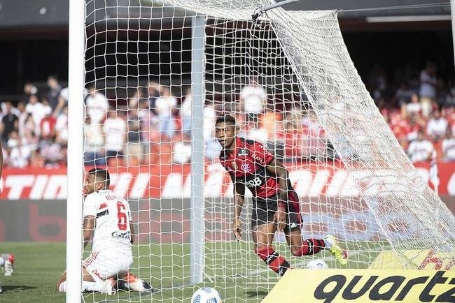 Flamengo massacrou So Paulo em pleno Morumbi e mantm sonho de conquistar o Campeonato Brasileiro, apesar de grande vantagem do Atltico