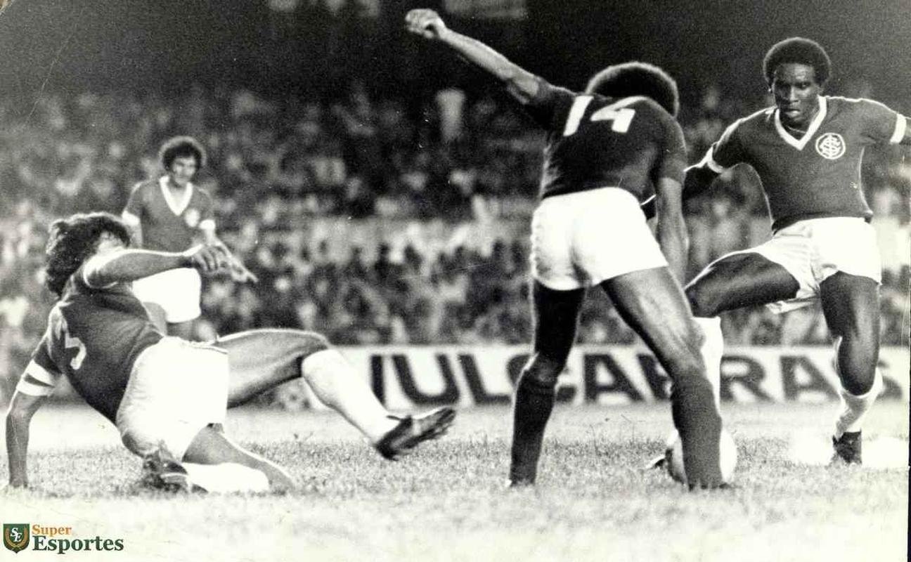 Cruzeiro derrotou Inter por 5 a 4 na estreia da Copa Libertadores de 1976. Palhinha, aos 3 e 10 minutos do 1T, Joozinho, aos 21 min do 1T e aos 18 min do 2T, e Nelinho, aos 40 min do 2T marcaram os gols celestes no triunfo