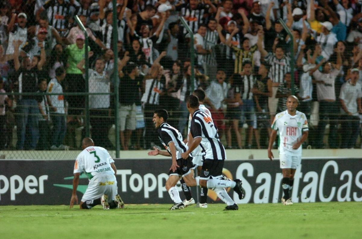 No duelo de volta, o Amrica foi novamente superado pelo Atltico - dessa vez, por 2 a 1. Luciano marcou o gol do Coelho, que deu adeus ao torneio.