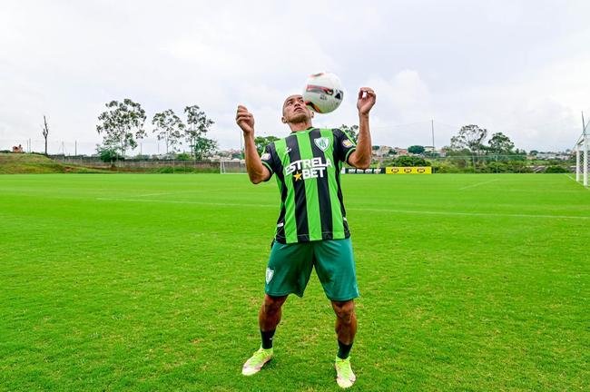 Fotos da apresentao do lateral-direito Nino Paraba no Amrica