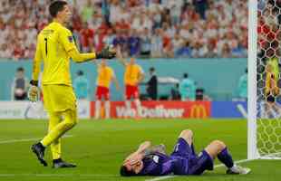 Goleiro Wojciech Szczesny defendeu pnalti cobrado por Messi no duelo entre Polnia e Argentina no Estdio 974