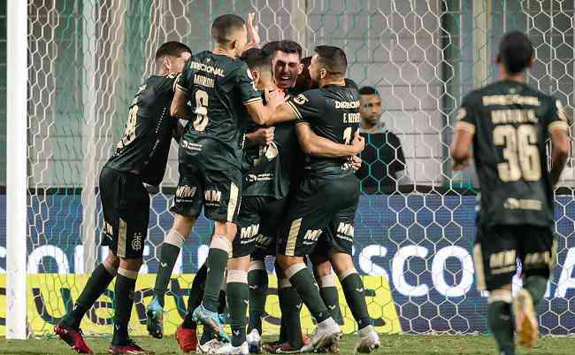 Jogadores do América-MG comemoram gol de Danilo Avelar contra o Corinthians