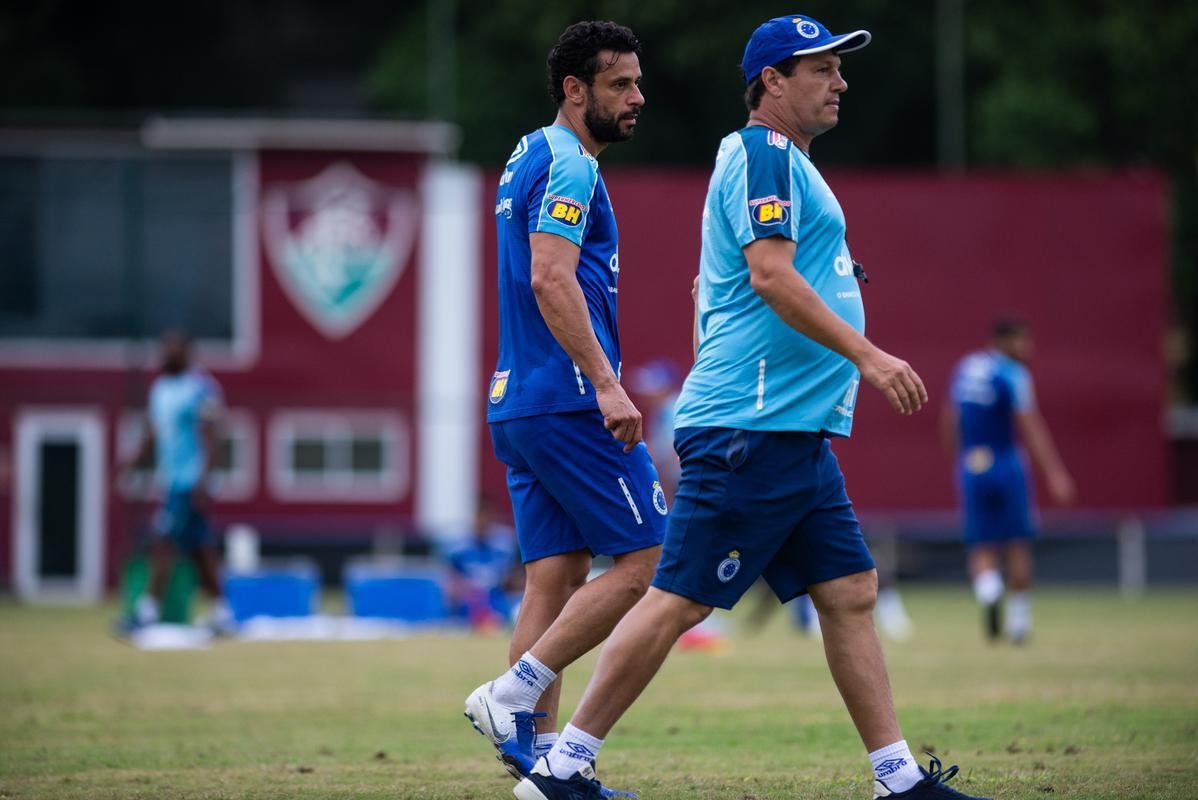 Jogadores do Cruzeiro treinaram nesta tera-feira nas Laranjeiras, estdio do Fluminense, no Rio de Janeiro. Adilson Batista pode promover entradas de Ezequiel e Fred ao time diante do Grmio, na quinta-feira.
