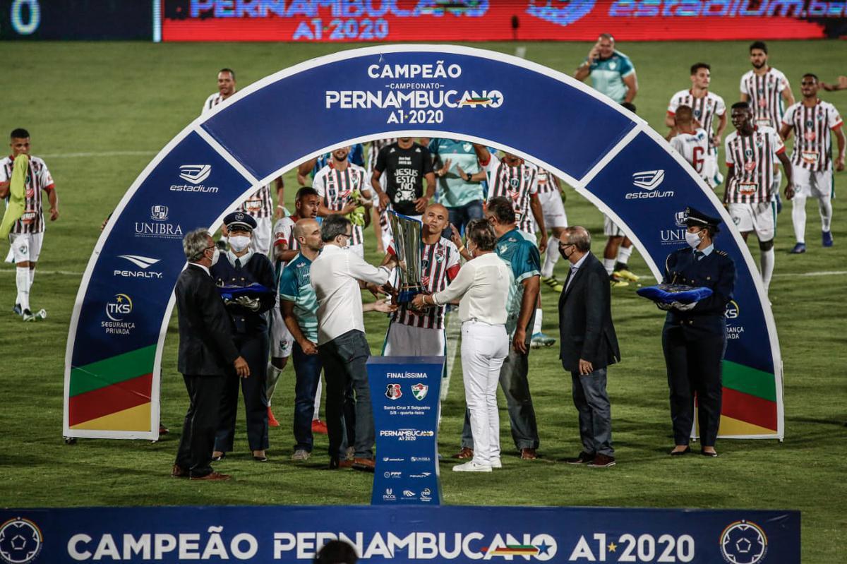 Após empatar em 0 a 0 contra o Santa Cruz, no Arruda, o Salgueiro bateu a Cobra Coral nos pênaltis e garantiu o primeiro título Estadual para o interior pernambucano