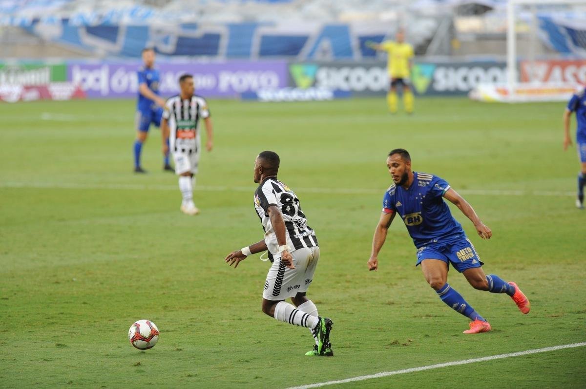 Fotos da vitria do Cruzeiro sobre o Athletic de So Joo del-Rei, por 1 a 0, no Mineiro, pela quarta rodada do Campeonato Mineiro de 2021. Marcelo Moreno, de pnalti, marcou o gol do triunfo celeste no Gigante da Pampulha