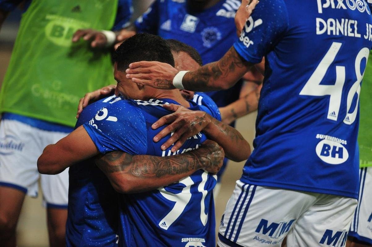 Depois de confirmar o acesso  Srie A com a vitria sobre o Vasco, jogadores do Cruzeiro foram  loucura no Mineiro. Nas arquibancadas, torcedores deliraram. Muitos tambm foram s lgrimas de emoo 