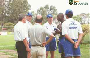 Diretor de futebol Eduardo Maluf, tcnico Ivo Wortmann, auxiliar Caio Jnior e volante Rincn na Toca da Raposa I em 2000