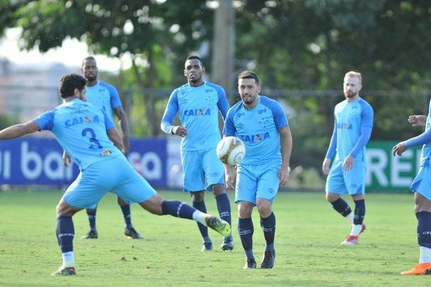 Jogadores do Cruzeiro durante treino desta sexta-feira na Toca da Raposa II