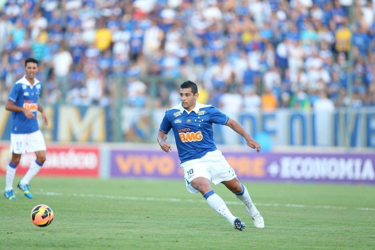 Diego Souza (meia) - entrou com ao na Fifa contra o Al-Ittihad, da Arbia Saudita, e conseguiu a liberao. Em 2013, assinou com o Cruzeiro na condio de principal contratao. Sua passagem pelo clube durou apenas seis meses, j que no meio da temporada foi vendido ao Metalist, da Ucrnia, que enviou o atacante Willian por emprstimo como contrapeso. Em 25 jogos, marcou oito gols.