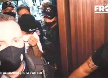 Deputado federal estava presente no local, onde  gravou o momento em que o atacante do Flamengo entra na viatura
