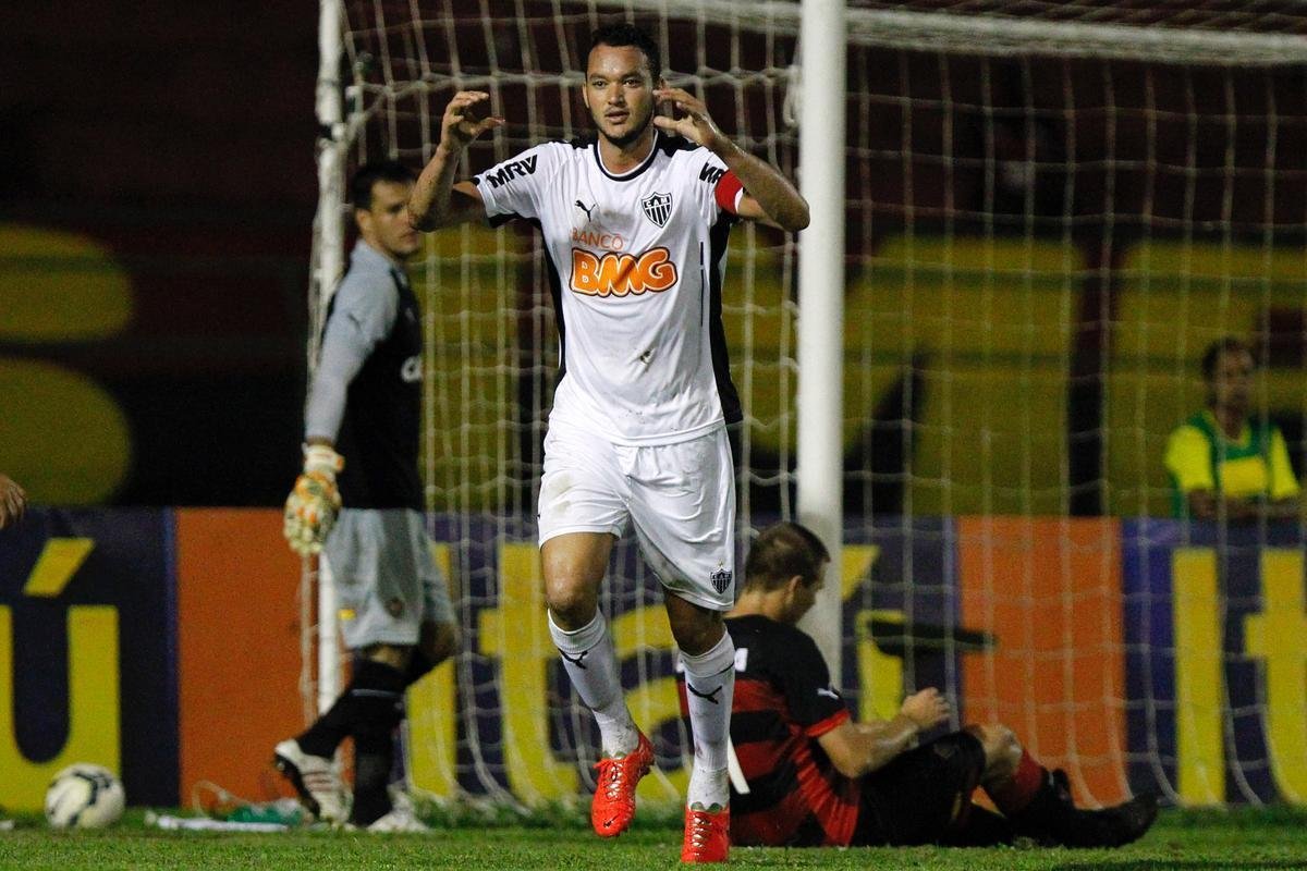 25 - Em meio a problemas fsicos e dificuldades para voltar a jogar em alto nvel, Rver alcanou uma marca histrica em 22 de maio de 2014. Aquele que foi o nico gol do capito no ano o alou ao posto de maior zagueiro-artilheiro da histria do Atltico. Foram 22 gols marcados - um a mais que Luisinho, dolo alvinegro dos anos 1980. Depois, Leonardo Silva assumiu o posto, com 34 gols.