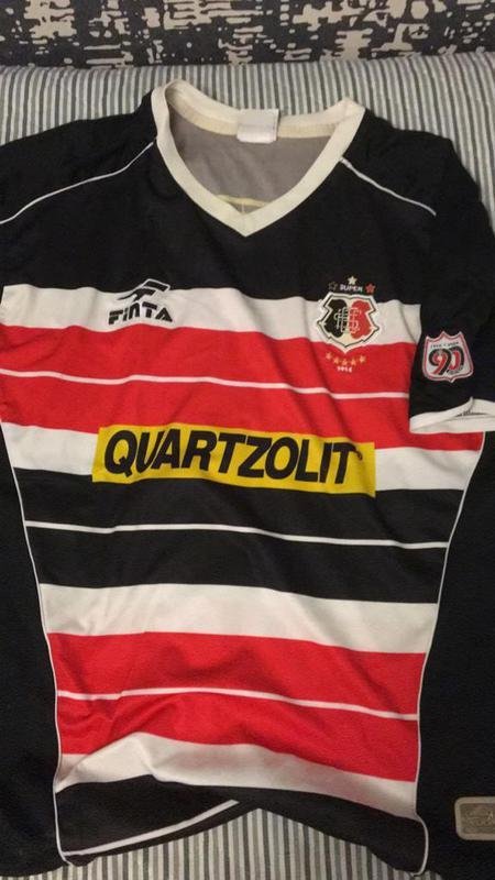 Camisa do Santa Cruz do ano de 2004 está entre as peças que o torcedor Sérgio Lêdo coleciona em seu acervo pessoal