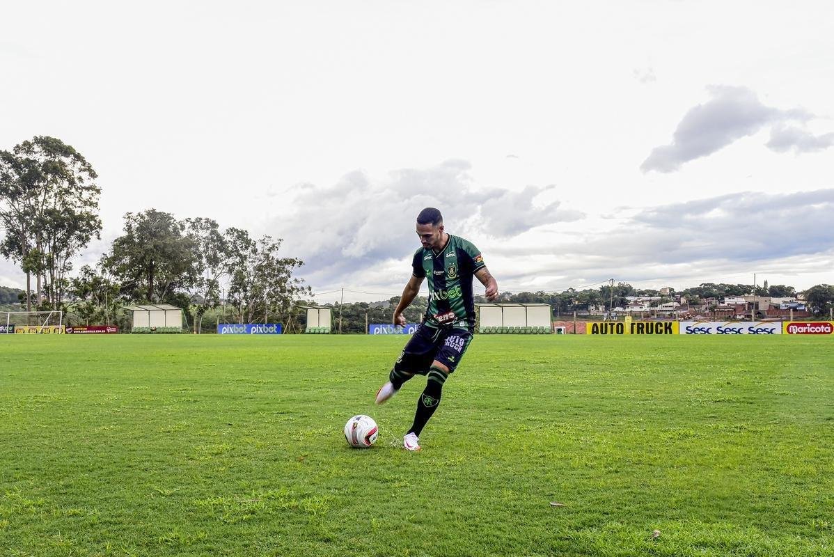 Novo reforo do Amrica para 2022, o zagueiro der foi apresentado oficialmente no dia 10 de janeiro