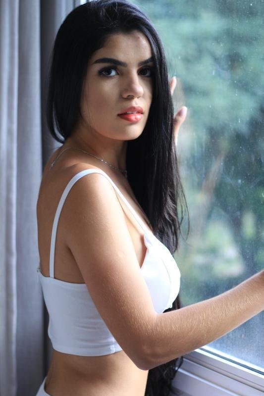 Helen Heloiza Dos Santos sonha em ser mdica veterinria. Do signo de Aqurio,  f do ator Robert Downey Jr e do filme Vingadores: Ultimato. Adora a srie The following e a obra do cantor Michael Jackson.