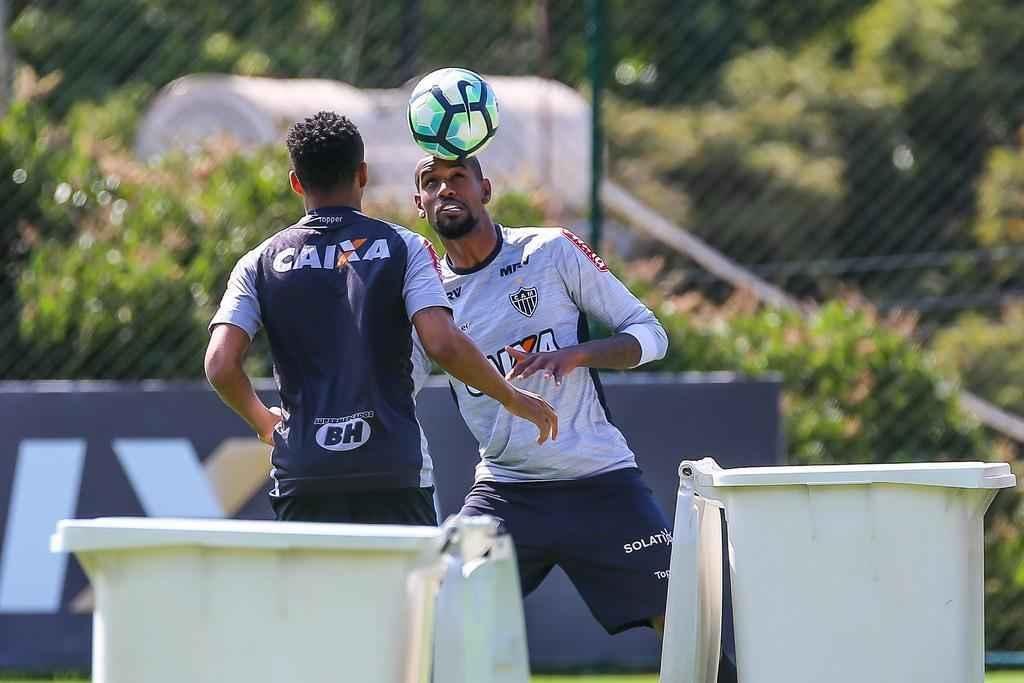 Fotos do treino de bola na cesta na Cidade do Galo