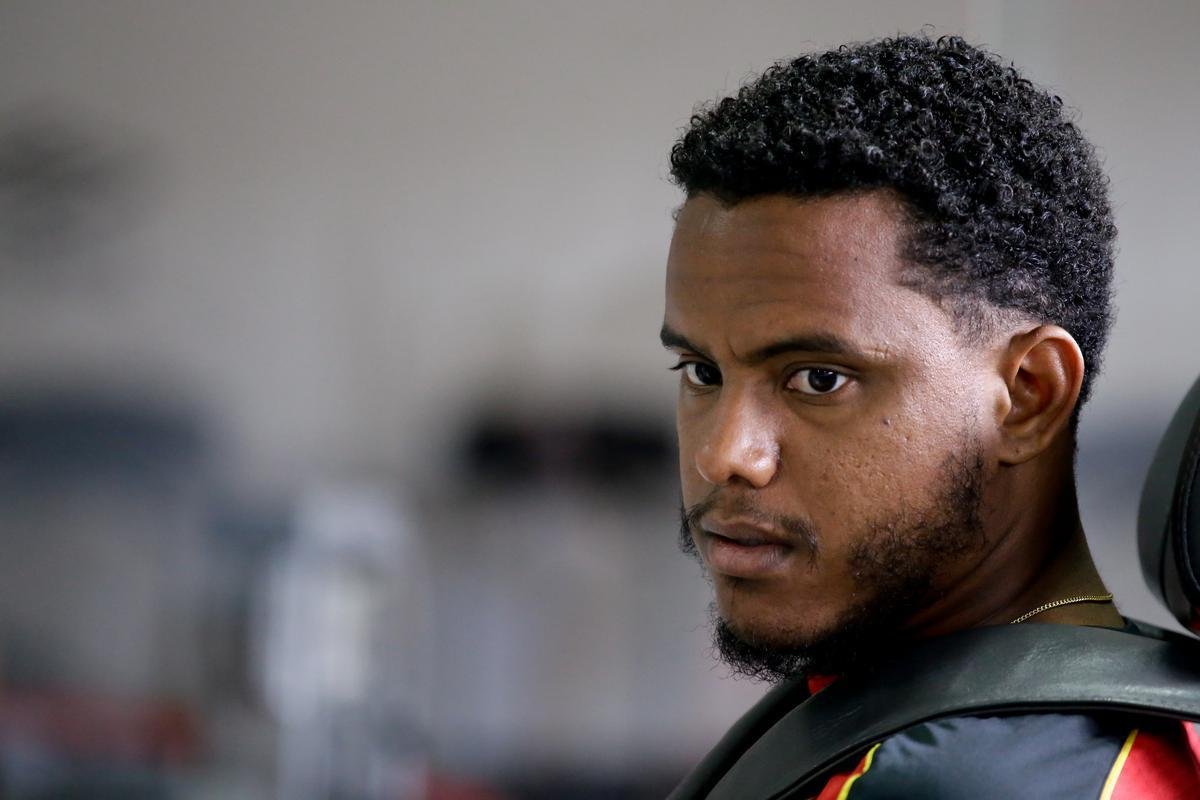 Rithely teve uma manhã agitada no CT do Sport. Ainda sem treinar, o jogador esteve nas instalações do clube para realizar exames fisiológicos junto ao preparador do clube, Inaldo Freire. Depois, apareceu no campo para cumprimentar os companheiros e assistir a movimentação comandada pelo técnico Guto Ferreira. Por fim, concedeu entrevista coletiva, onde abordou o retorno ao clube - confira na íntegra acessando o nosso site