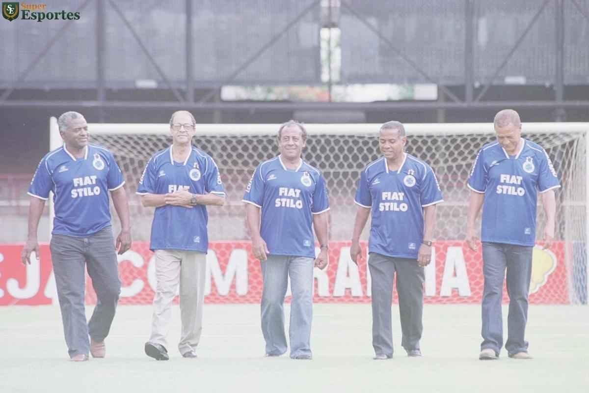 Zé Carlos, Hilton Oliveira, Dirceu Lopes, Evaldo e Neco em reportagem do Estado de Minas/Superesportes no Mineirão