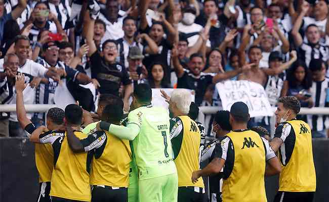 Empate ficou em segundo plano: Botafogo fez a festa com a torcida pelo titulo antecipado da Série B