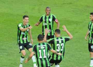 Em tarde de belos gols no Independência, Coelho bateu o Dourado por 2 a 1 e assumiu a 5ª posição na Série A; Alê e Azevedo marcaram