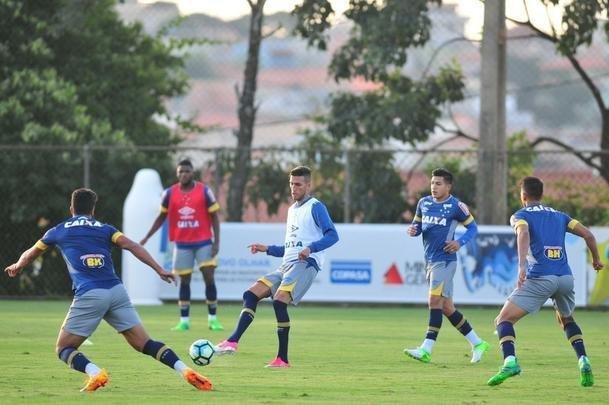Cruzeiro teve volta de argentino, e Mano Menezes esboou equipe titular para pegar o Sport