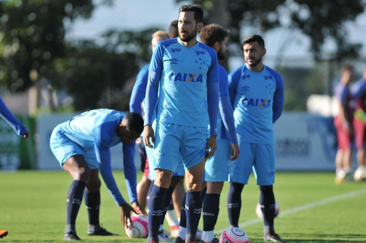 Jogadores do Cruzeiro durante treino desta sexta-feira na Toca da Raposa II