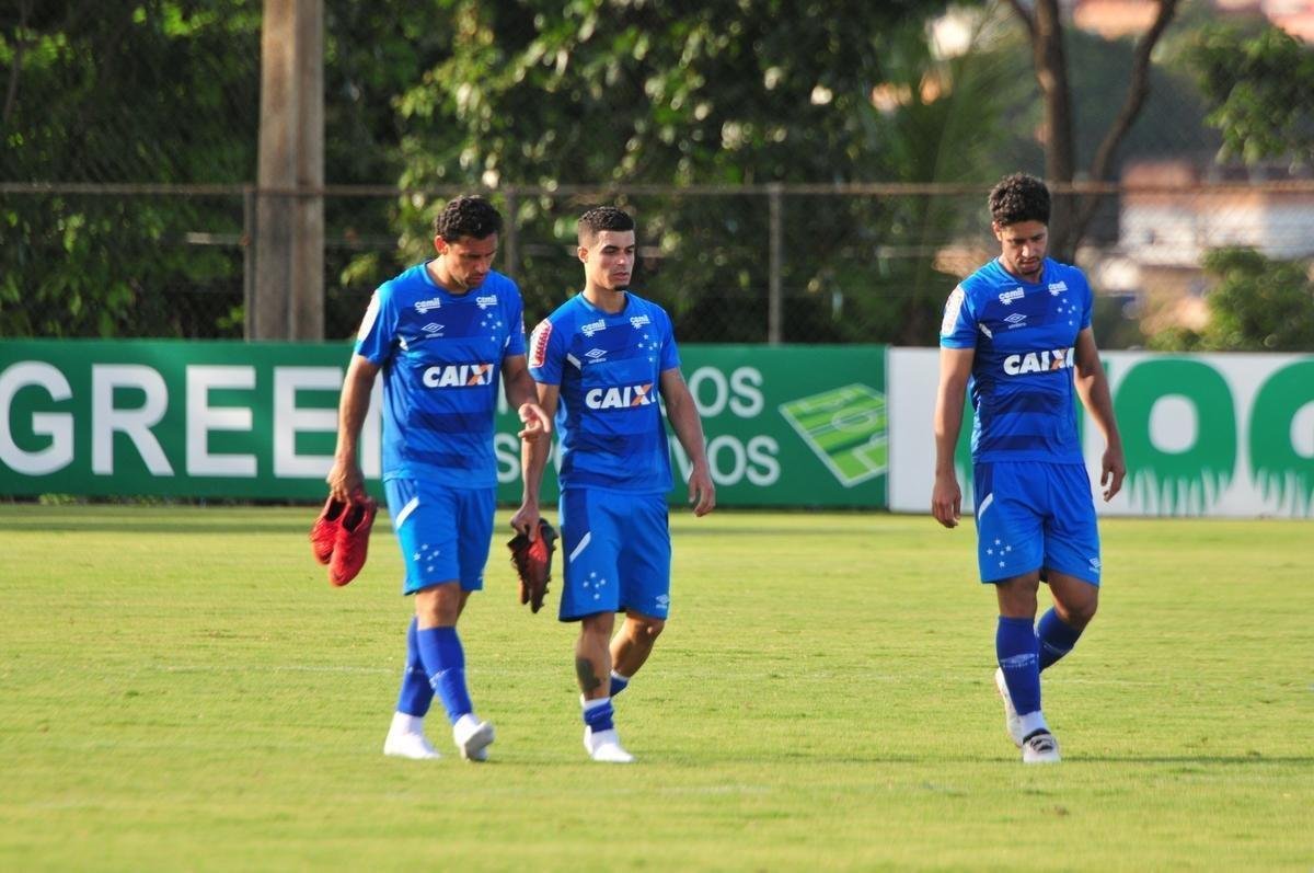 Sem Thiago Neves, que est com desgaste na panturrilha, Mano Menezes escalou o time titular do Cruzeiro no coletivo com Fbio; Lucas Romero, Leo, Murilo e Egdio; Henrique e Ariel Cabral; Robinho, Arrascaeta e Rafinha; Fred. Os reservas atuaram com Rafael; Arthur, Digo, Manoel e Marcelo Hermes; Lucas Silva, Nonoca e Bruno Silva; Rafael Marques, Rafael Sobis e Judivan