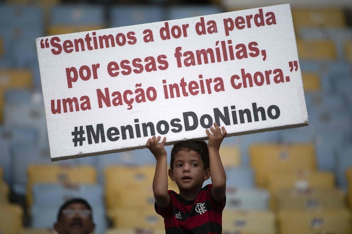 Vtimas do incndio no Ninho do Urubu foram homenageadas antes de Flamengo x Fluminense