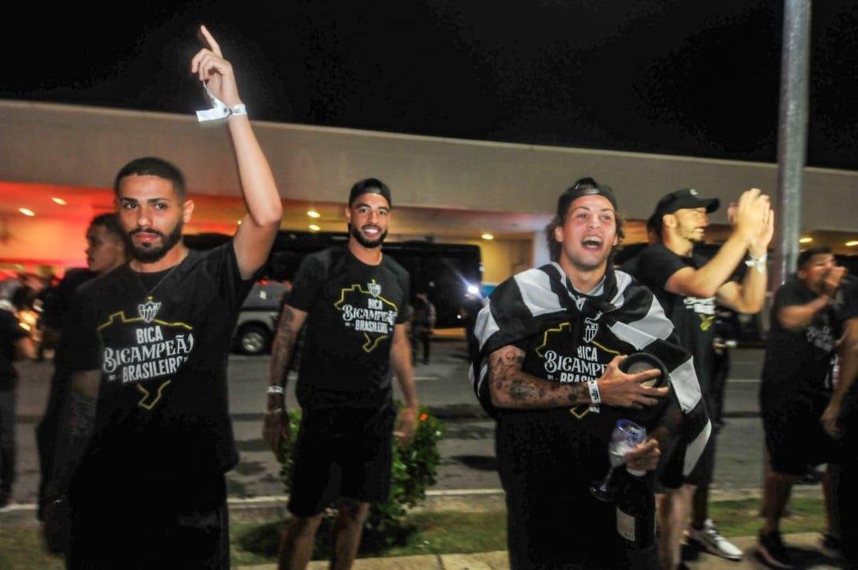 Jogadores do Atltico foram ao encontro dos torcedores para agradecer recepo no Aeroporto Internacional de Confins, na Grande BH