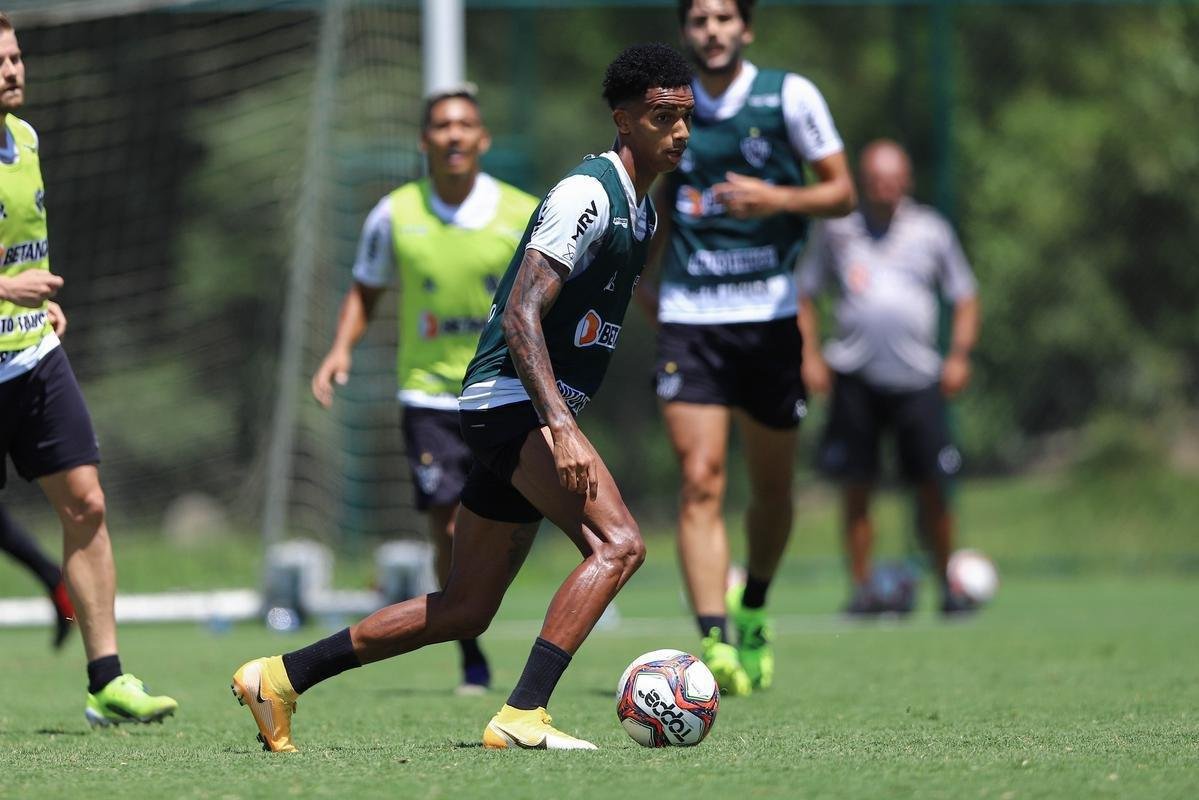 Treino do Atlético em campo. Jogadores fizeram atividade pela manhã no gramado. No período da tarde, trabalho foi na academia