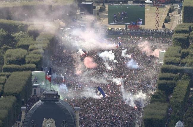 Torcedores franceses tomaram principais pontos tur�sticos e avenidas de Paris para celebrar o bi mundial