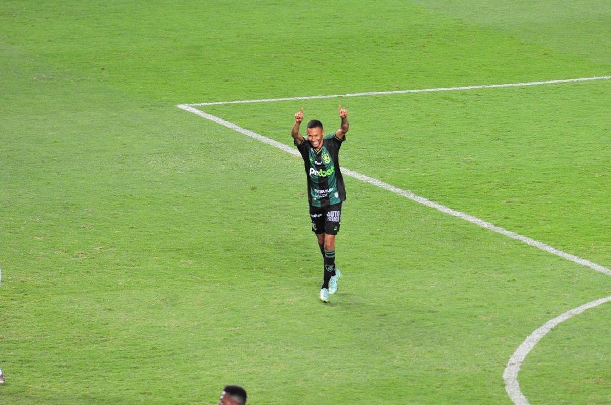 Ademir marcou dois gols na etapa final e colocou o Amrica em vatagem: 2 a 0