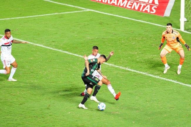 Ademir marcou dois gols na etapa final e colocou o Amrica em vatagem: 2 a 0