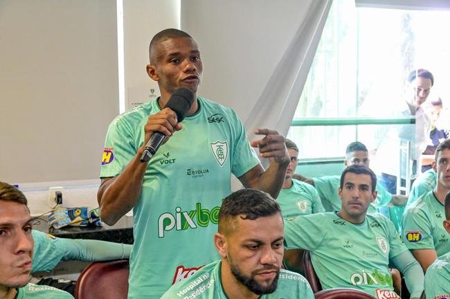 Fotos da renovao do Amrica com o tcnico Vagner Mancini nesta segunda-feira (26/9)
