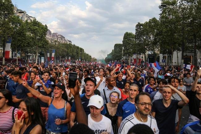 Torcedores franceses tomaram principais pontos tur�sticos e avenidas de Paris para celebrar o bi mundial
