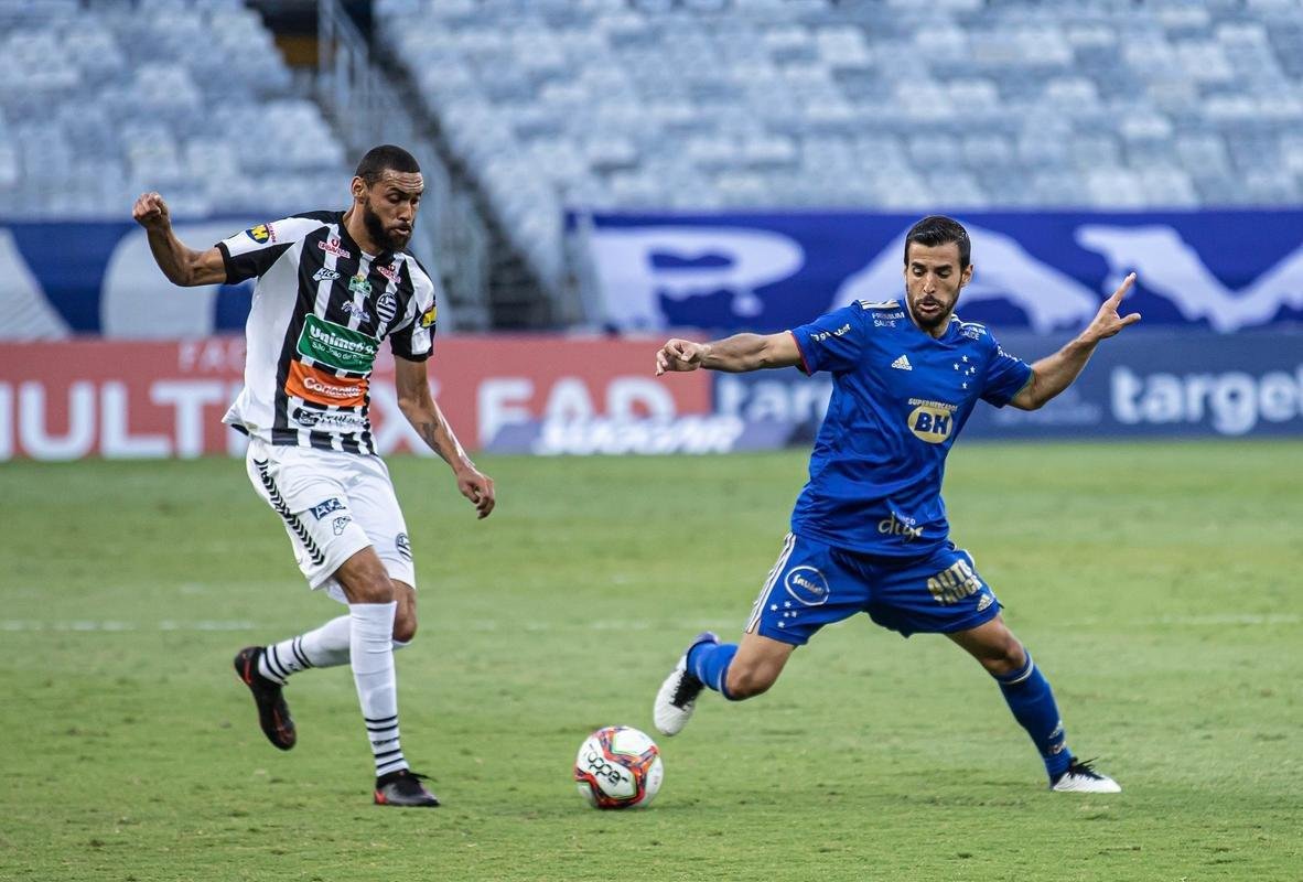 Cruzeiro estreou novo uniforme do centenrio na vitria por 1 a 0 sobre o Athletic, no Mineiro, pelo Mineiro. Verso  completamente azul, fugindo  tradio do clube de ter o calo e os meies brancos.