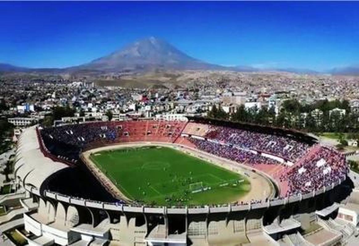 Monumental de la UNSA, casa do Melgar-PER, comporta 60.370 torcedores (Grupo H)